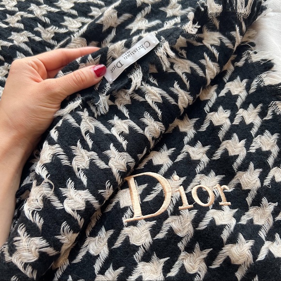 (SOLD)Christian Dior Houndstooth Tweed Wool Light Scarf - Picture 5 of 11